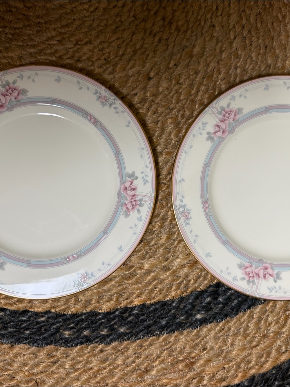 Elegant Pink Rose Porcelain Dinner Plates - Classic Floral Design